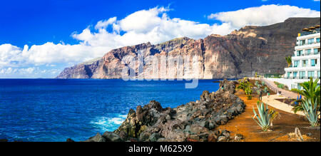 Schönen Los Gigantes, Ansicht mit Resort, unglaubliche Felsen und Meer, Teneriffa, Spanien. Stockfoto