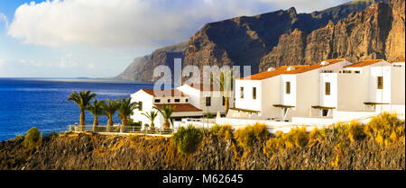 Beeindruckende Los Gigantes, Aussicht mit Villa und einzigartigen Klippen, Teneriffa, Spanien. Stockfoto