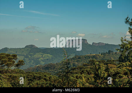 Panoramablick über Wald und Peak, bekannt als "Pedra do Bau in Campos do Jordao, berühmt für seine Berge. Brasilien. Stockfoto