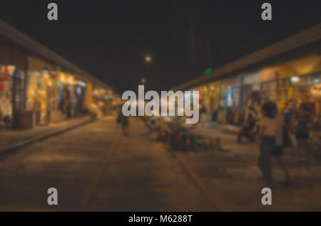 Verschwommene Menschen zu Fuß in der Nacht Markt. Stockfoto