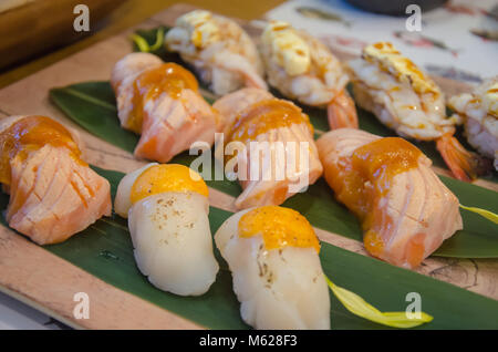 Japanische Küche Sushi auf den Tisch gesetzt. Stockfoto