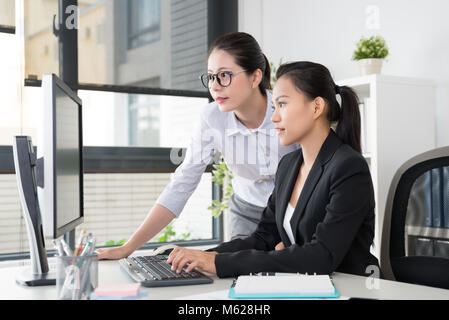 Projekt Manager arbeiten mit ihren Untergeordneten und denken, wie das neue Design Projekt für die Vermarktung im Büro zu präsentieren. Stockfoto