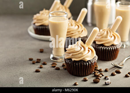 Schokolade espresso Cupcakes mit Irish Cream Likör Stockfoto