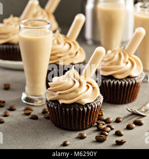 Schokolade espresso Cupcakes mit Irish Cream Likör Stockfoto