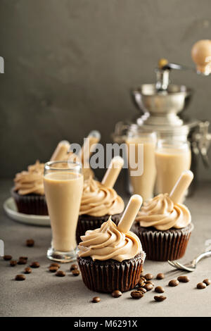 Schokolade espresso Cupcakes mit Irish Cream Likör Stockfoto