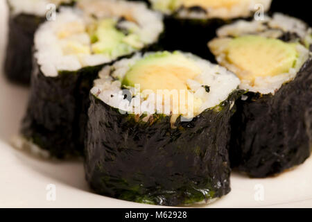 Avocado roll Sushi auf Platte Stockfoto