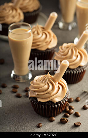 Schokolade espresso Cupcakes mit Irish Cream Likör Stockfoto