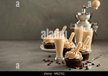 Schokolade espresso Cupcakes mit Irish Cream Likör Stockfoto