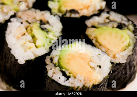 Avocado roll Sushi auf Platte Stockfoto