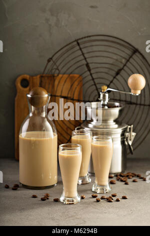 Hausgemachte Irish Cream und Kaffeelikör Stockfoto