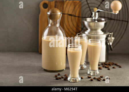 Hausgemachte Irish Cream und Kaffeelikör Stockfoto