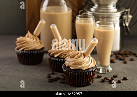 Schokolade espresso Cupcakes mit Irish Cream Likör Stockfoto