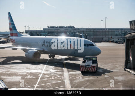 Ein pushback Traktor (pushback Tug) Vorbereitung zum Ziehen eines American Airlines Boeing 737 Boeing 737 Next Generation (NG) in die gate-USA Stockfoto