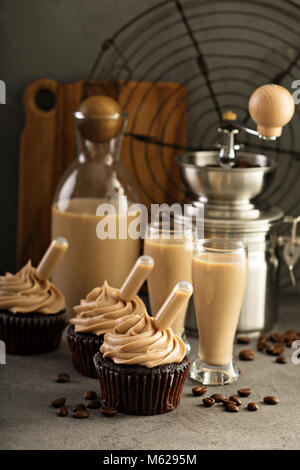 Schokolade espresso Cupcakes mit Irish Cream Likör Stockfoto