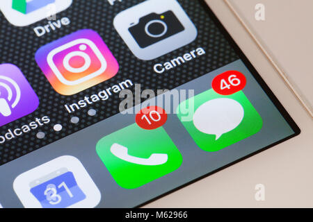 Benachrichtigung Abzeichen (roter Punkt), die hohe Anzahl der verpassten Anrufe und SMS-Nachrichten auf dem iPhone 5s Startseite - USA Stockfoto