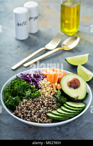 Vegan Schüssel mit Gemüse und Quinoa Stockfoto