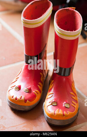 Ein paar der Kinder regen Stiefel auf der Etage - USA Stockfoto