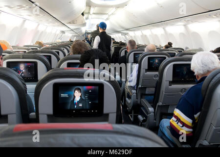 Trainer (Economy Class) in einer American Airlines Boeing 737 Next Gen Passenger Jet Innenraum - USA Stockfoto