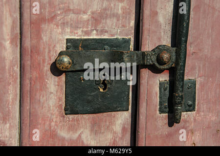 Close-up aus Eisen Schraube und die auf hölzernen Tür in Paraty, eine erstaunliche und historischen Stadt völlig in der brasilianischen Küste erhalten. Stockfoto