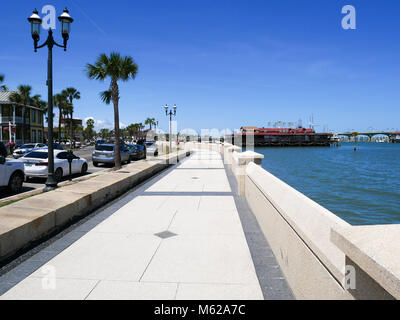 ST. AUGUSTINE, Florida - 14. APRIL 2017: Autos füllen jeden Parkplatz neben dem mantanzas Bucht am Karfreitag, Ostern Urlaub Wochenende. Stockfoto