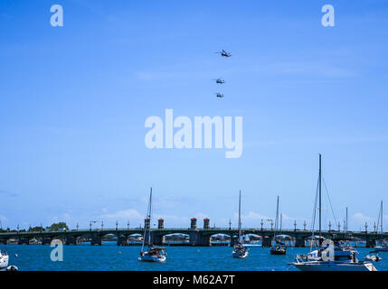 ST. AUGUSTINE, Florida - April 14, 2017: Drei militärische Hubschrauber über den berühmten Löwen Brücke fliegen am Karfreitag vor Ostern. Stockfoto