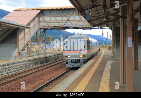 Lokale Zug fährt durch historische Hida Hagiwara Bahnhof in Gero Stadt Japans. Stockfoto