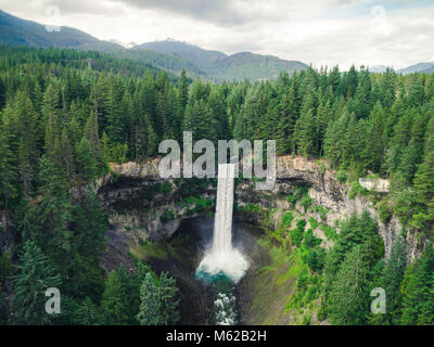 Antenne Perspektive auf Brandywine fällt in British Columbia Wilderness Stockfoto