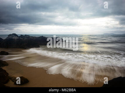 Wellen Bewegungsunschärfe an einem Sandstrand im Sturm, Yorkeys Knob, Cairns Northern Beaches, Far North Queensland, FNQ, QLD, Australien Stockfoto