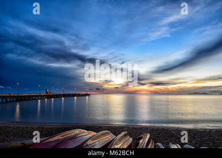 Dramatische fiery Sonnenaufgang am Palm Cove, Cairns Northern Beaches, Far North Queensland, FNQ, QLD, Australien Stockfoto