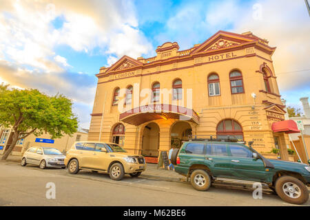 Albany, Australien - Dec 28, 2017: London Hotel 1909 bei Sonnenuntergang Licht, einem denkmalgeschützten Gebäude auf Stirling Terrasse mit Blick auf die Princess Royal Harbour in Albany, Western Australia entfernt. Stockfoto