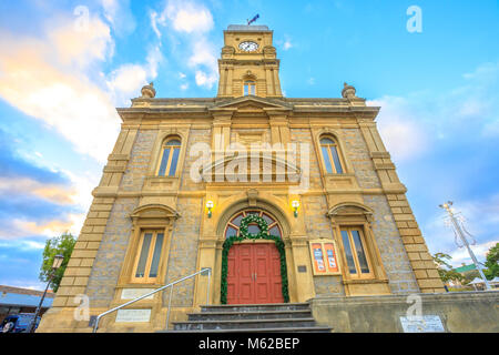 Albany, Australien - Dec 28, 2017: Albany Rathaus mit seinen vier-faced Clock Tower wurde 1888 in Albany, Western Australia eröffnet. Vorderansicht des legendären alten Gebäude aus Stein in der Hauptstraße in der Dämmerung. Stockfoto