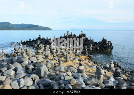 Anzeigen von gatz Balancing Felsen an Wangetti, Cairns Northern Beaches, Far North Queensland, FNQ, QLD, Australien Stockfoto