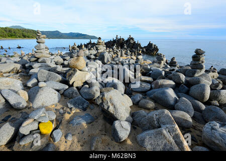 Anzeigen von gatz Balancing Felsen an wangetti in der Nähe von Cairns, Northern Beaches, Far North Queensland, FNQ, QLD, Australien Stockfoto