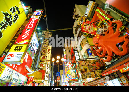 Osaka, Japan - 29. April 2017: Ansicht von unten auf das helle neon Schild in der Nacht und Mechaniker Kani Doraku crab Zeichen der beliebten japanischen Restaurant in Dotonbori Gegend von Osaka, Osaka District. Nacht Szene. Stockfoto