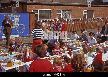 Street Party, Northdene Avenue, Seaham, County Durham, England, Großbritannien, 7. Juni 1977 zur Feier des Silberjubilars von Queen Elizabeth II Der fünfundzwanzigste Jahrestag ihrer Thronfolge (nicht ihre Krönung) fand am 6. Februar 1977 statt, aber der 7. Juni wurde für einen großen offiziellen und inoffiziellen Festtag im ganzen Land bestimmt. Stockfoto