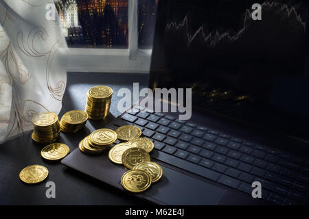Spielen mit cryptocurrency: Stapel von Bitcoins auf dem Tisch in der Nähe von PC, New York, USA Stockfoto