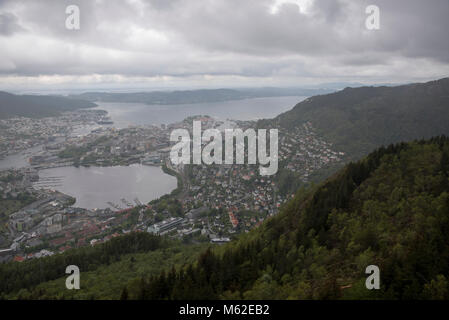 Ulriken ist ein 643 Meter hoher Berg mit einer beeindruckenden Aussicht auf die Stadt Bergen und Norwegion natürlicher Hafen Vågen. Stockfoto