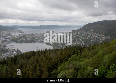 Ulriken ist ein 643 Meter hoher Berg mit einer beeindruckenden Aussicht auf die Stadt Bergen und Norwegion natürlicher Hafen Vågen. Stockfoto