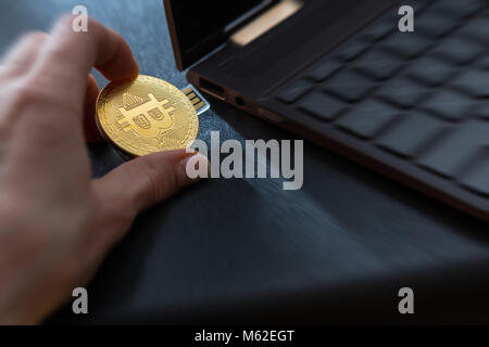 Information Ära mit cryptocurrency, bitcoin Anschließen an einen PC. Stockfoto