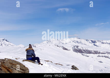 Frau in den Schweizer Alpen in der Schweiz Stockfoto
