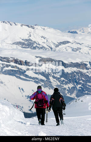 Couplw wandern durch die Schweizer Alpen in Flims Schweiz Stockfoto