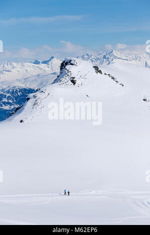 Wanderer zu Fuß durch die Schweizer Alpen in Flims Schweiz Stockfoto