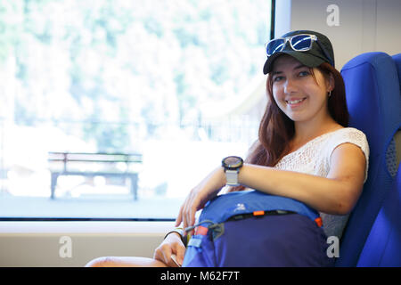 Bild der lächelnde Mädchen am Bahnhof Stockfoto