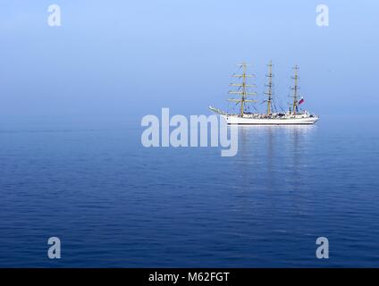 Segelschiff im Morgennebel im Pazifischen Ozean Stockfoto