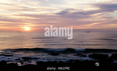 Landschaft, dramatischer Himmel, Durban, KwaZulu-Natal, Südafrika, Schöne Welle, Sonnenaufgang, Schiffe auf Indischen Ozean, Horizont, Umhlanga Rocks Strand, Meer Stockfoto