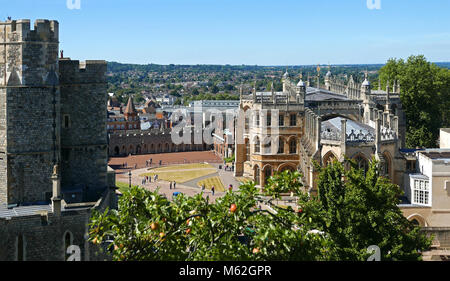 Die St Georges Kapelle Schloss Windsor, von Henry III Tower und Albert Memorial Chapel, Sommer gerahmt Stockfoto