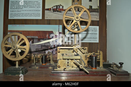 Alte Morsetaste Fernschreiber auf hölzernen Tisch in Museum Stockfoto