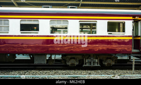 Alte diesel Zug läuft wieder an eine Plattform der Bahnhof Hua Lamphong in Bangkok. Stockfoto