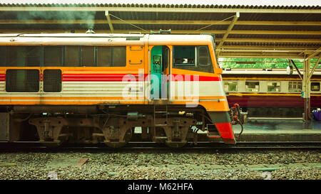 Alte diesel Zug läuft wieder an eine Plattform der Bahnhof Hua Lamphong in Bangkok. Stockfoto