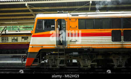 Alte diesel Zug läuft wieder an eine Plattform der Bahnhof Hua Lamphong in Bangkok. Stockfoto